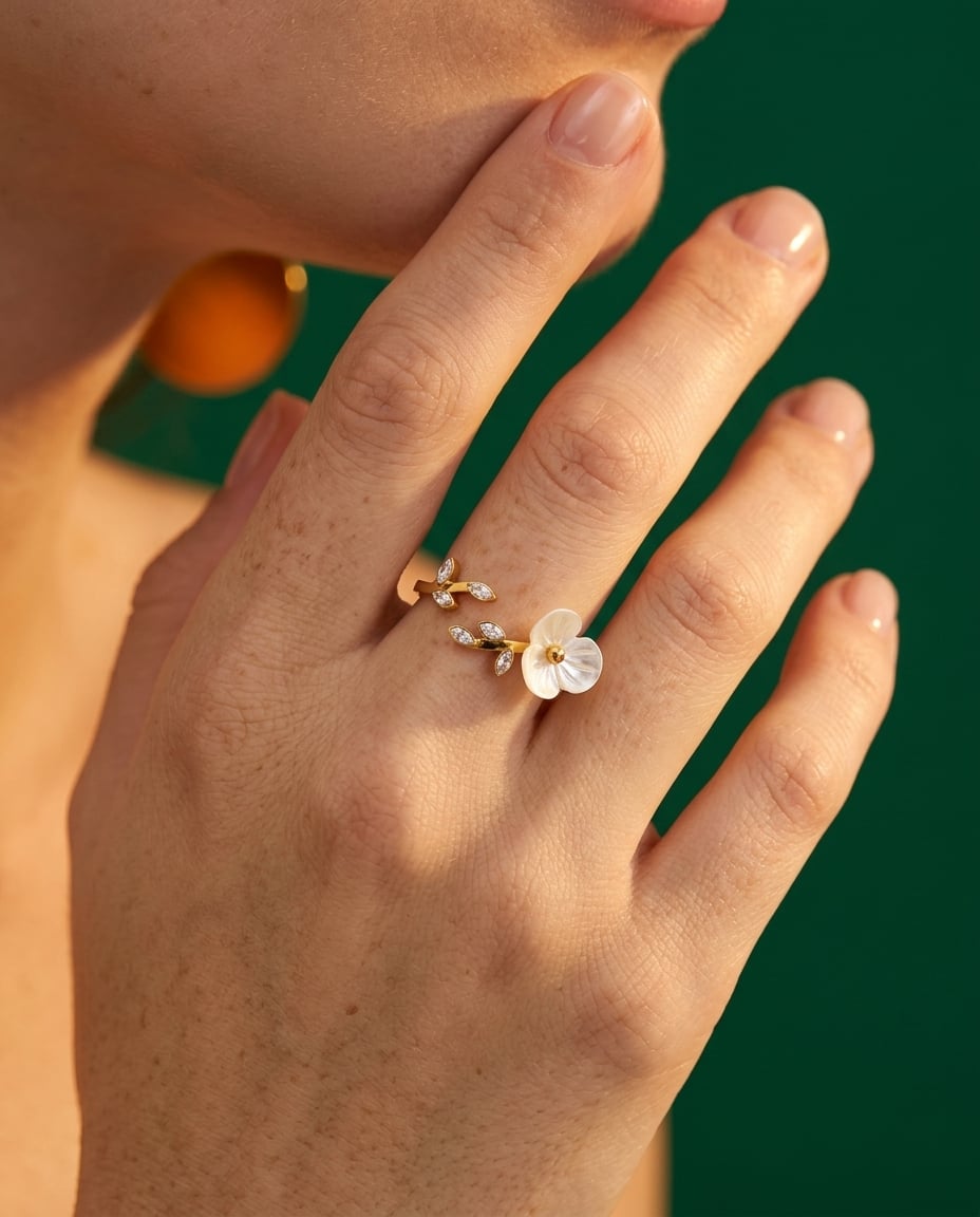 Bague ajustable fleur en acier inoxydable et zircone cubique portée | Bloom × Blaze