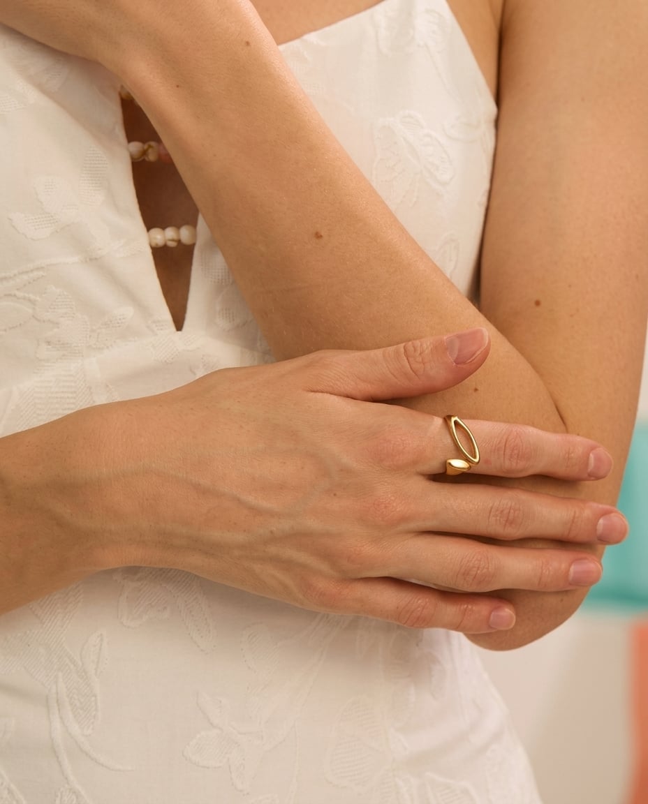 Bague géométrique creuse en acier inoxydable portée | Bloom × Blaze