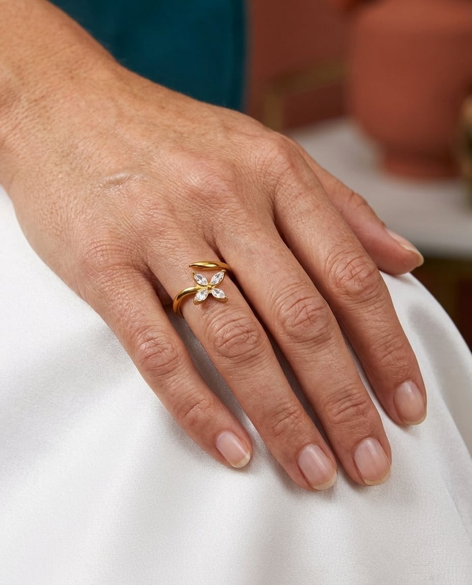 Bague fleur en acier inoxydable et zircones cubiques portée | Bloom × Blaze