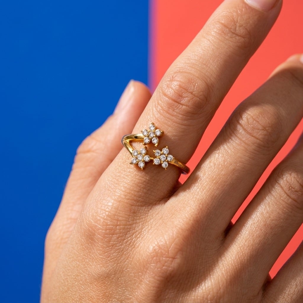 Bague ajustable fleurs en acier inoxydable doré et zircone porté | Bloom × Blaze