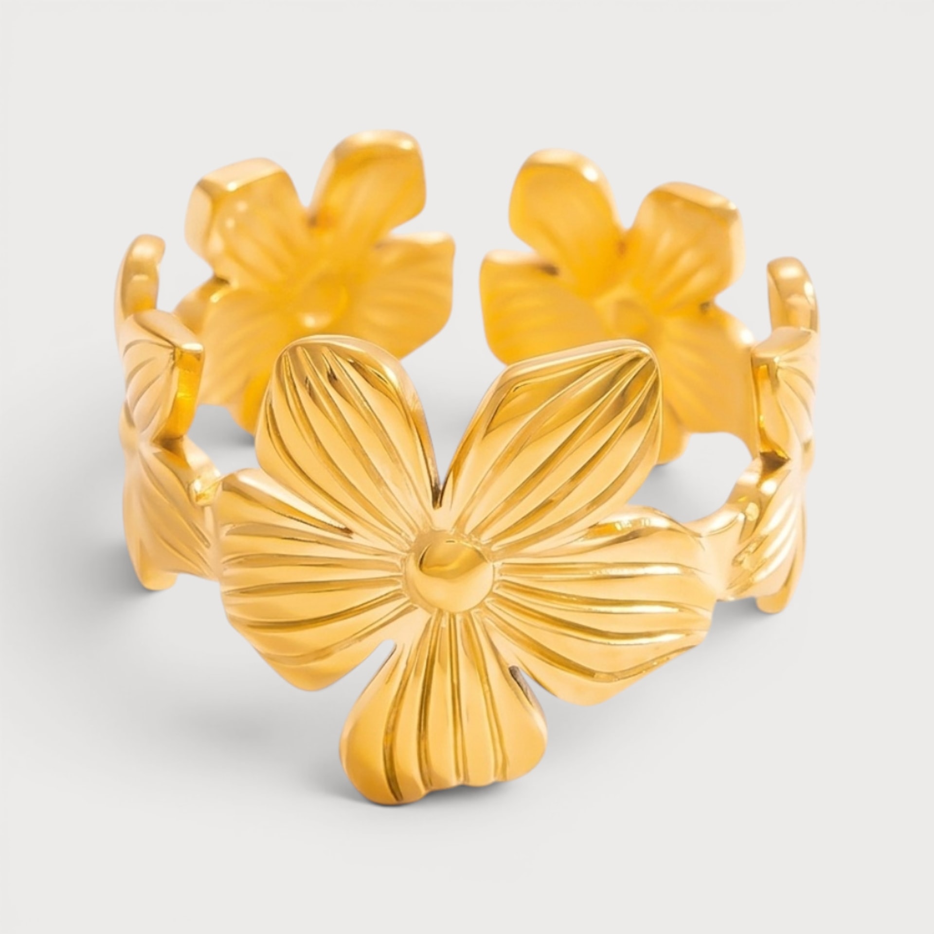 Bague ouverte cinq fleurs à pétales rayonnants en acier inoxydable doré | Bloom × Blaze