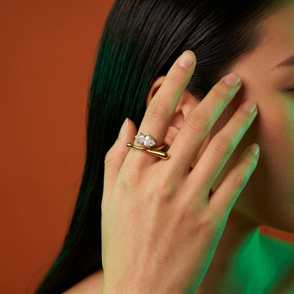 Bague ajustable jonc ouvert et zircone marquise en acier inoxydable porté | Bloom × Blaze