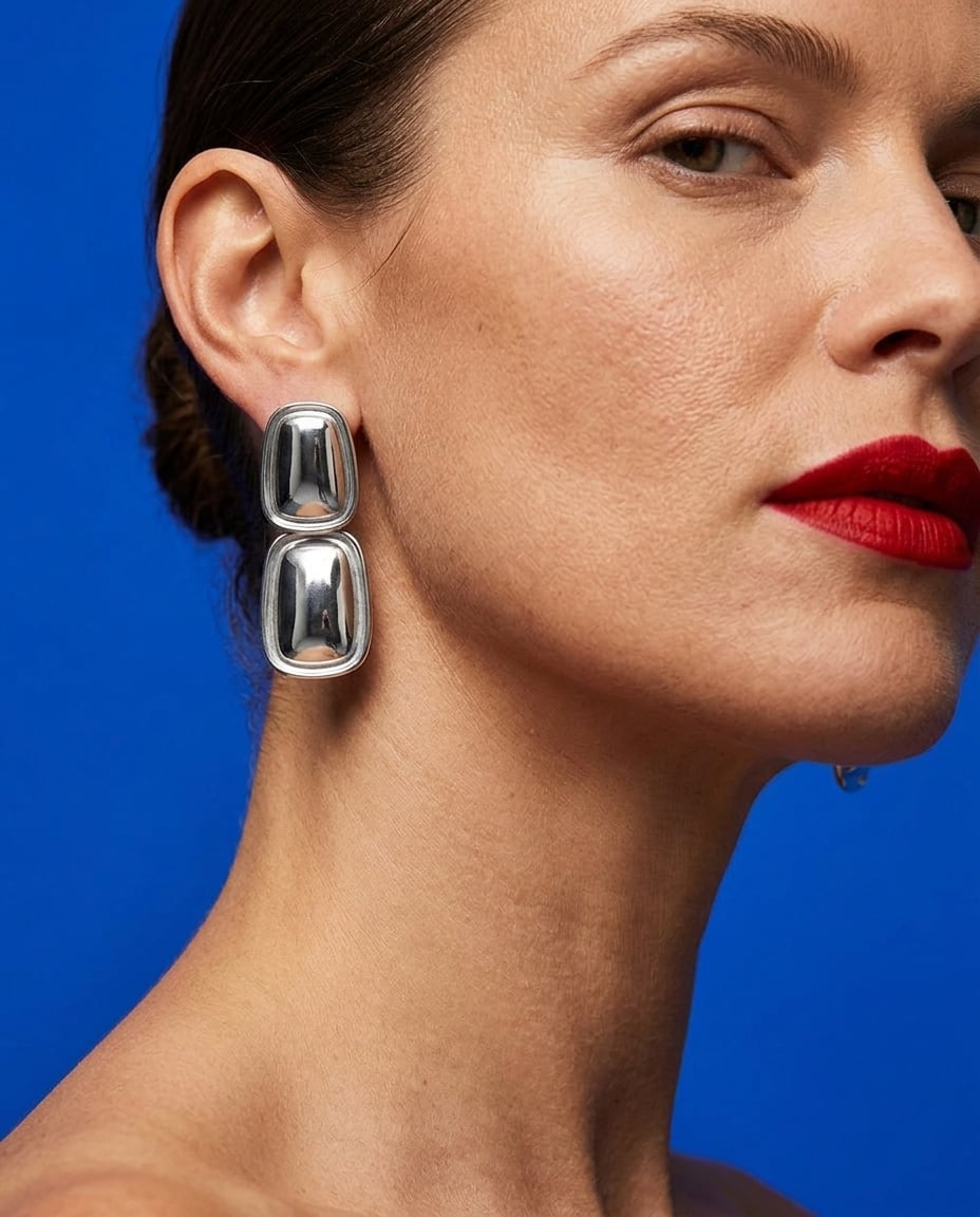 Boucles d'oreilles carrées rectangulaires en acier inoxydable portées | Bloom × Blaze