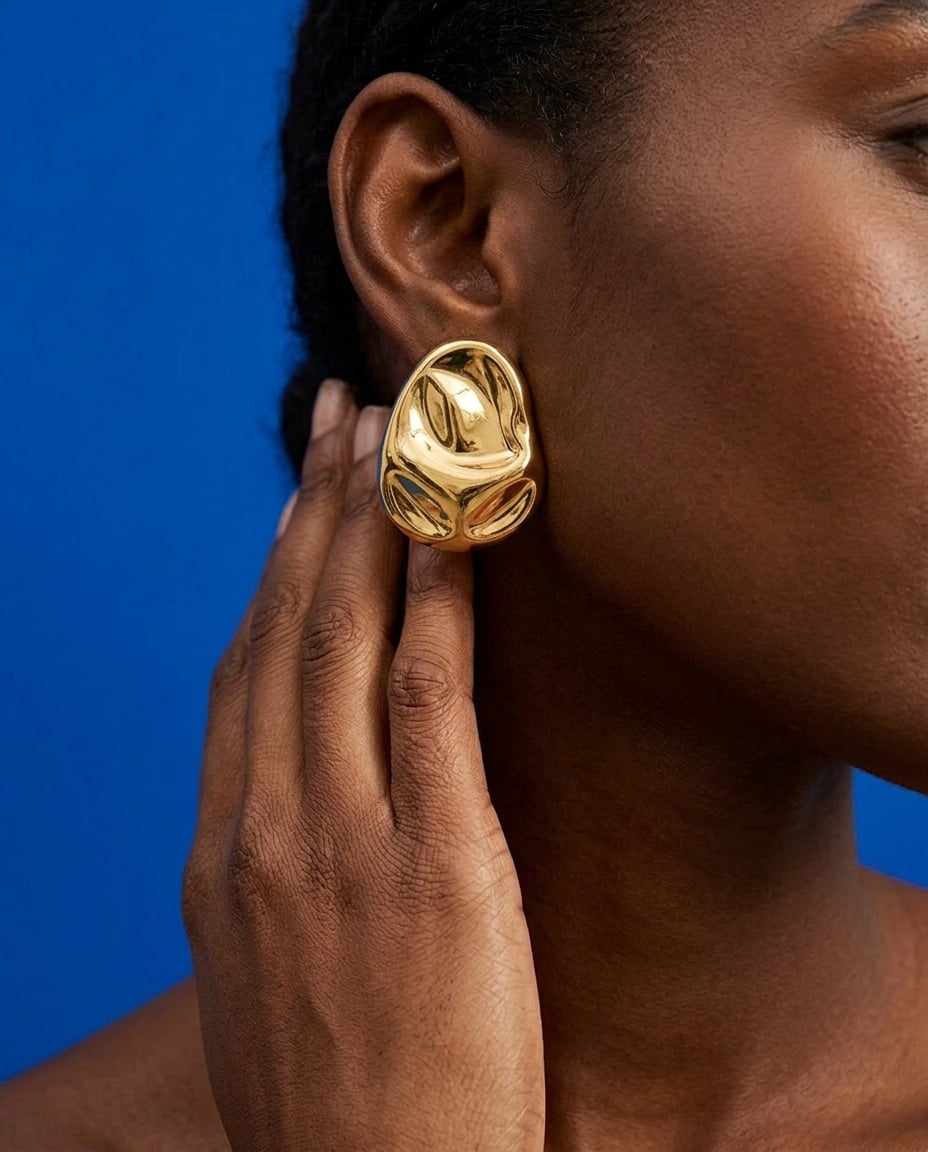 Boucles d'oreilles géométriques en acier inoxydable portées | Bloom × Blaze