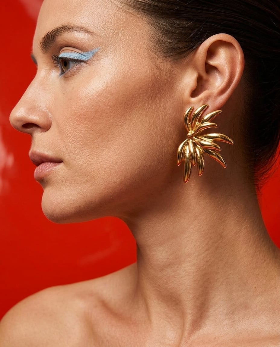 Boucles d'oreilles en acier inoxydable en forme de fleur portées | Bloom × Blaze