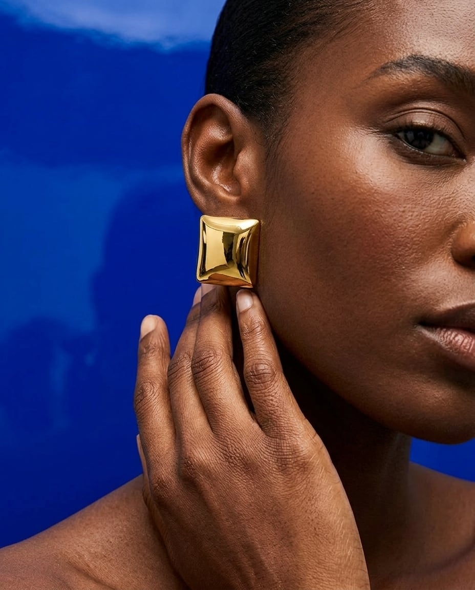 Boucles d'oreilles pendantes rectangulaires en acier inoxydable portées | Bloom × Blaze
