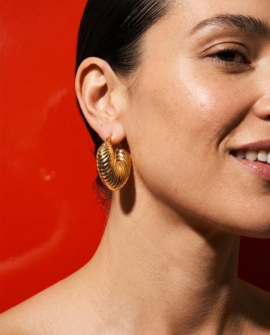 Boucles d'oreilles créoles épaisses en acier inoxydable portées | Bloom × Blaze