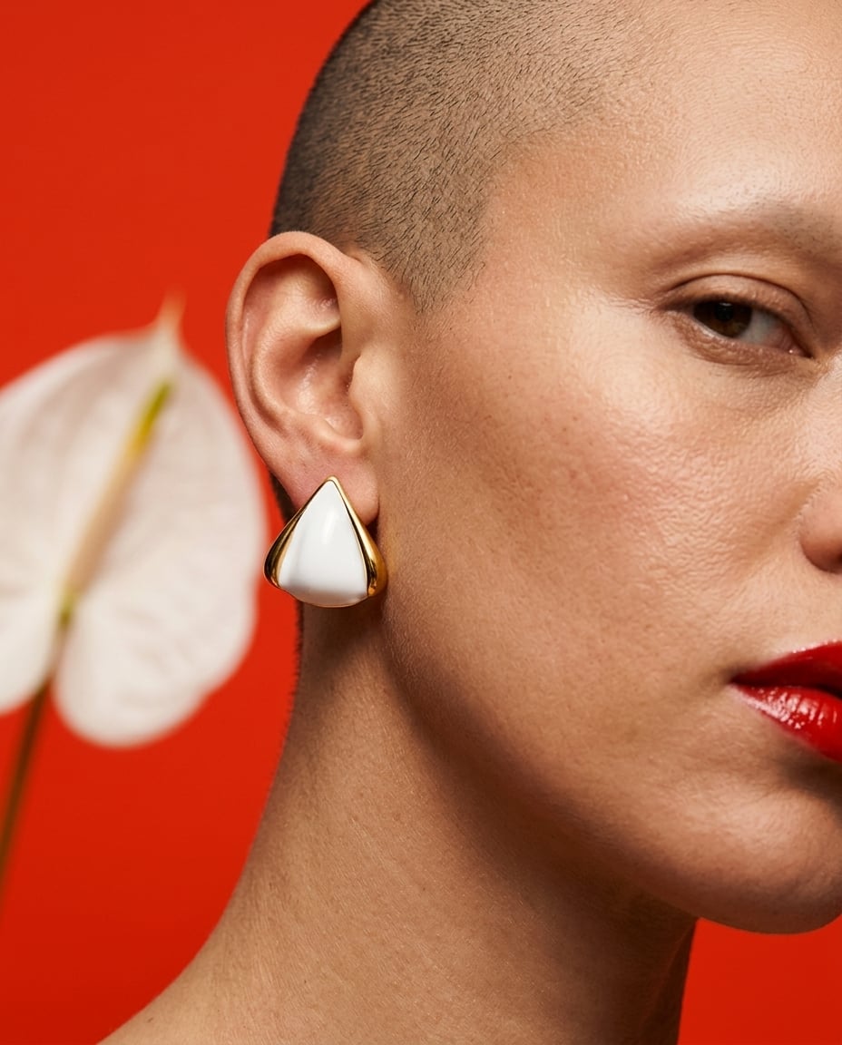 Boucles d'oreilles pendantes triangulaires en acier inoxydable portées | Bloom × Blaze