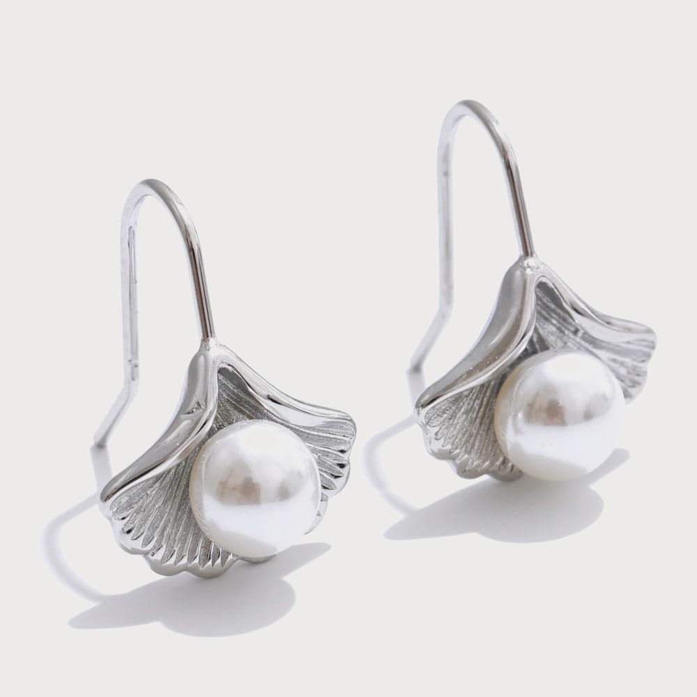 Boucles d'oreilles ginkgo biloba en acier inoxydable et perle — coloris Argenté | Bloom × Blaze