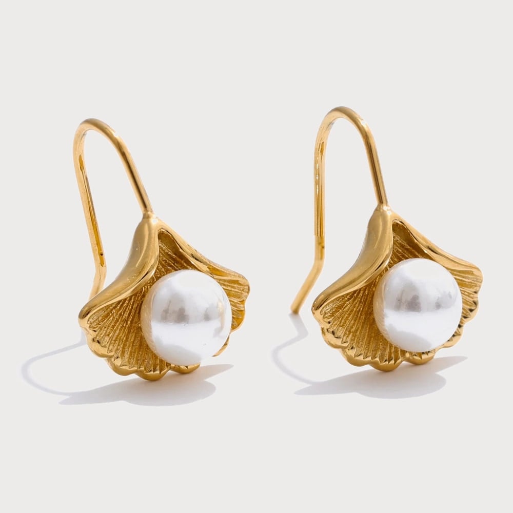 Boucles d'oreilles ginkgo biloba en acier inoxydable et perle — coloris Doré | Bloom × Blaze