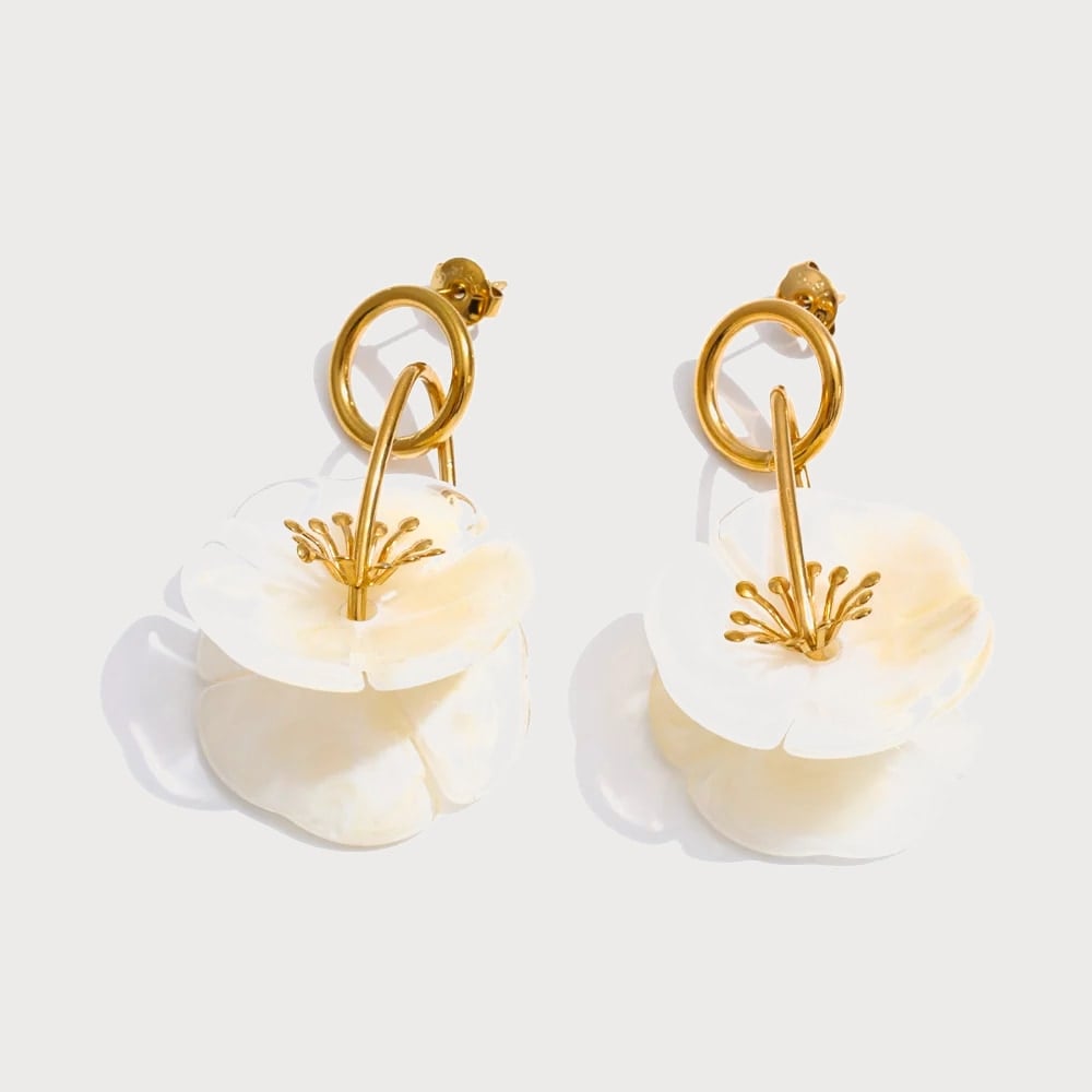 Boucles d'oreilles fleurs en acier inoxydable et résine — coloris Blanc | Bloom × Blaze