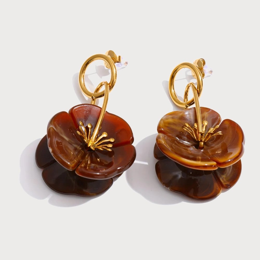 Boucles d'oreilles fleurs en acier inoxydable et résine — coloris Marron | Bloom × Blaze