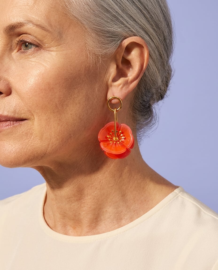 Boucles d'oreilles fleurs en acier inoxydable et résine portées | Bloom × Blaze