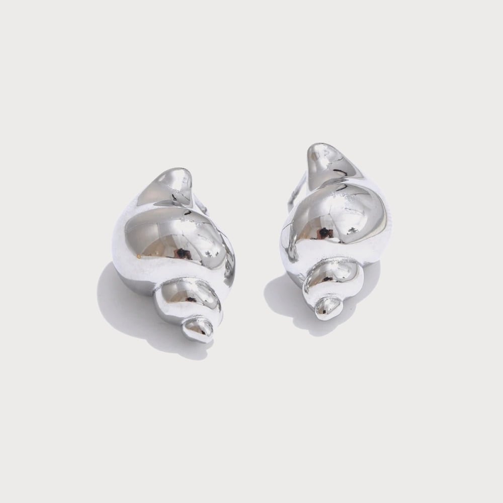 Boucles d'oreilles conque marine en acier inoxydable — coloris Argenté | Bloom × Blaze