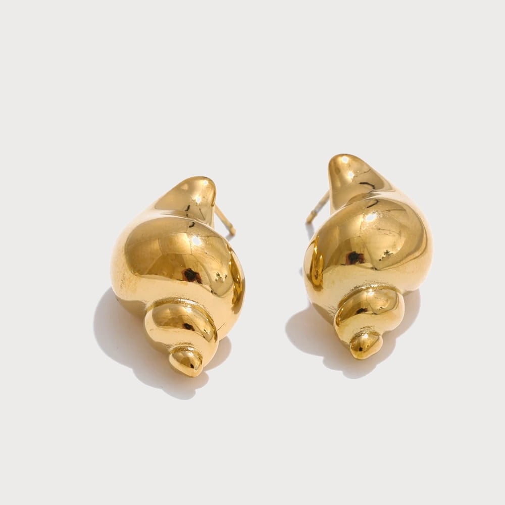 Boucles d'oreilles conque marine en acier inoxydable — coloris Doré | Bloom × Blaze