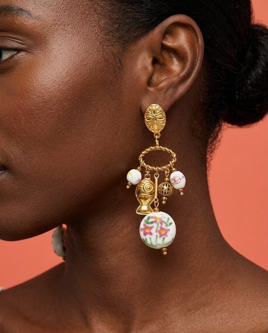 Boucles d'oreilles à breloques en acier inoxydable et céramique portées | Bloom × Blaze