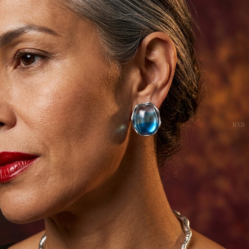 Boucles d'oreilles puces ovales en résine et acier inoxydable porté | Bloom × Blaze