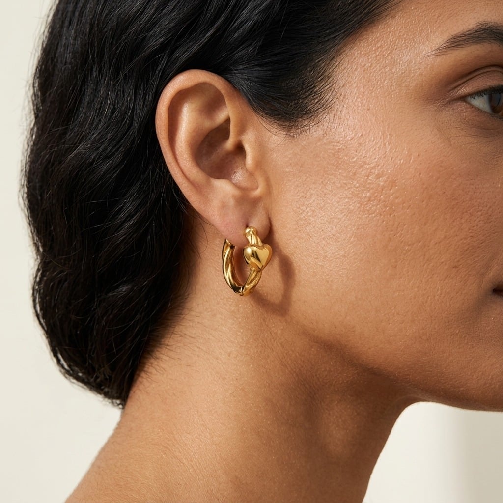 Boucles d'oreilles créoles à cœur en acier inoxydable porté | Bloom × Blaze