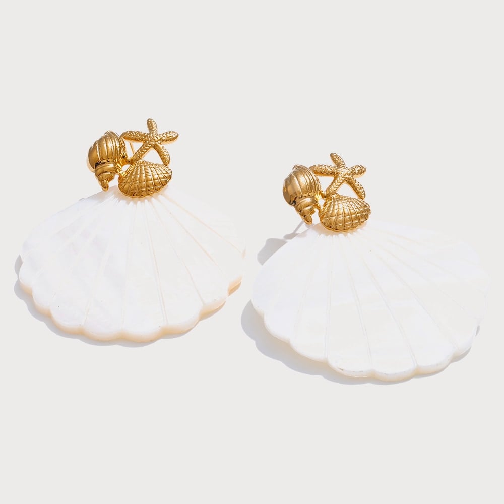 Boucles d'oreilles pendantes coquillage et charms marins en acier inoxydable doré | Bloom × Blaze