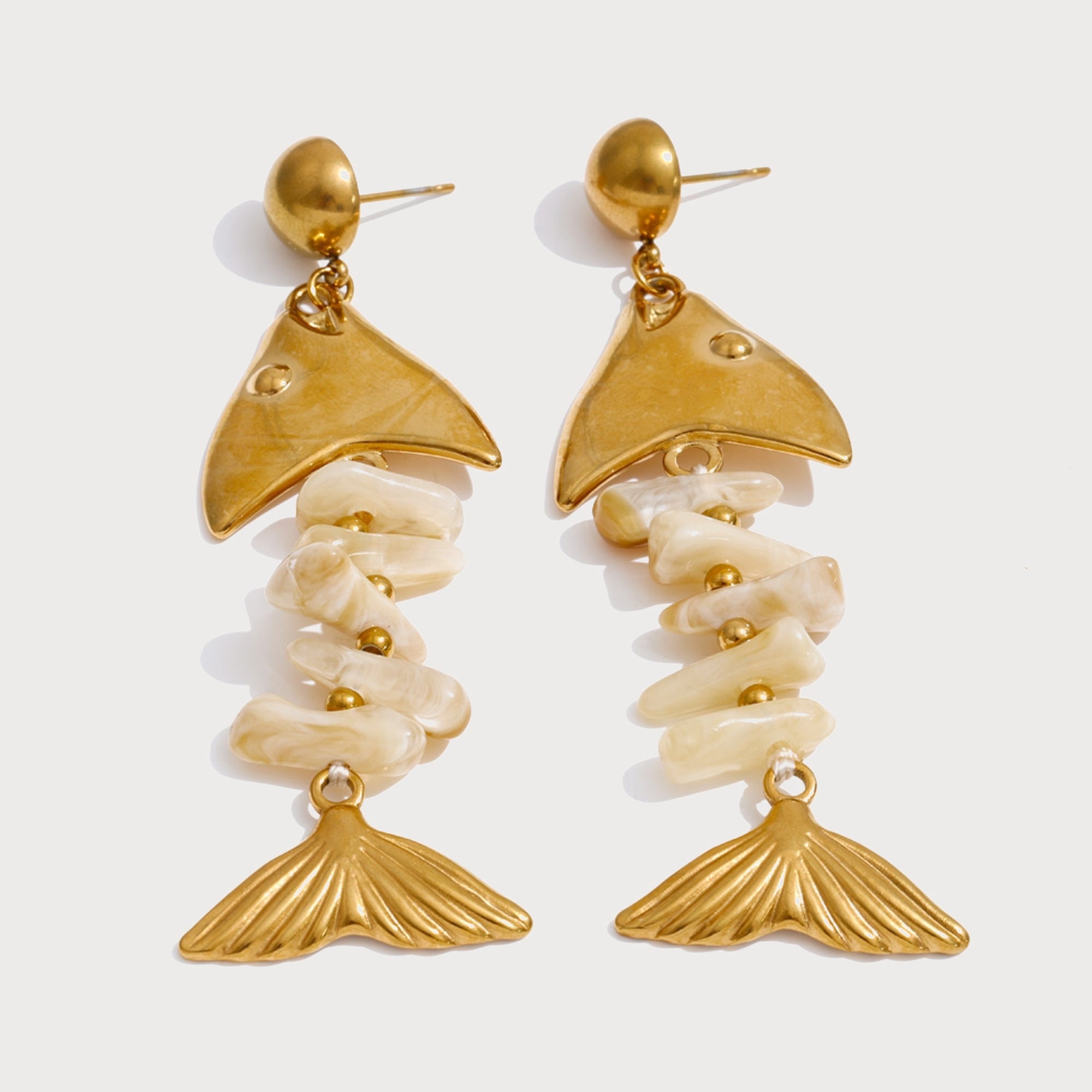 Boucles d'oreilles poisson en acier inoxydable et résine — coloris Ivoire | Bloom × Blaze