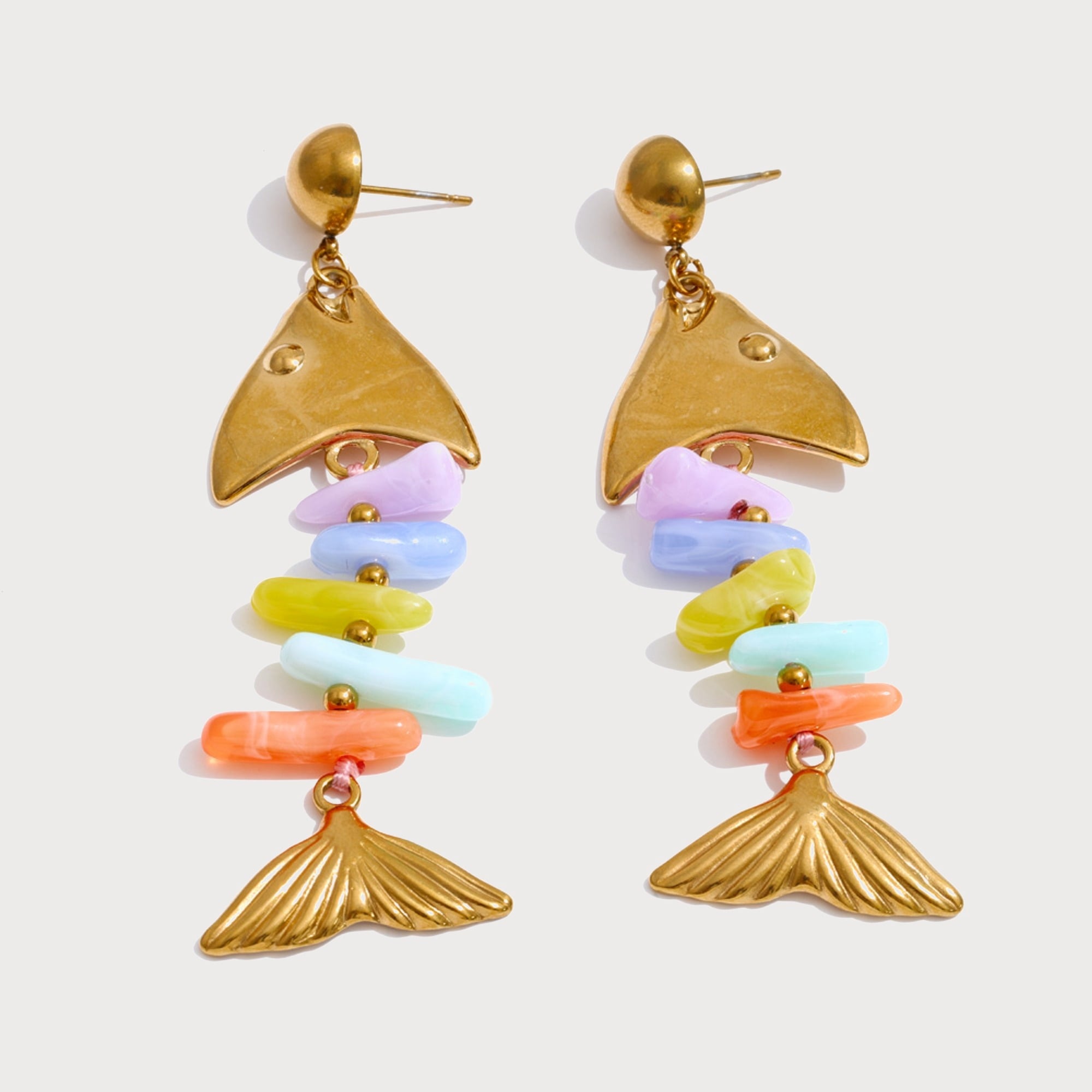 Boucles d'oreilles poisson en acier inoxydable et résine — coloris Multicolore | Bloom × Blaze