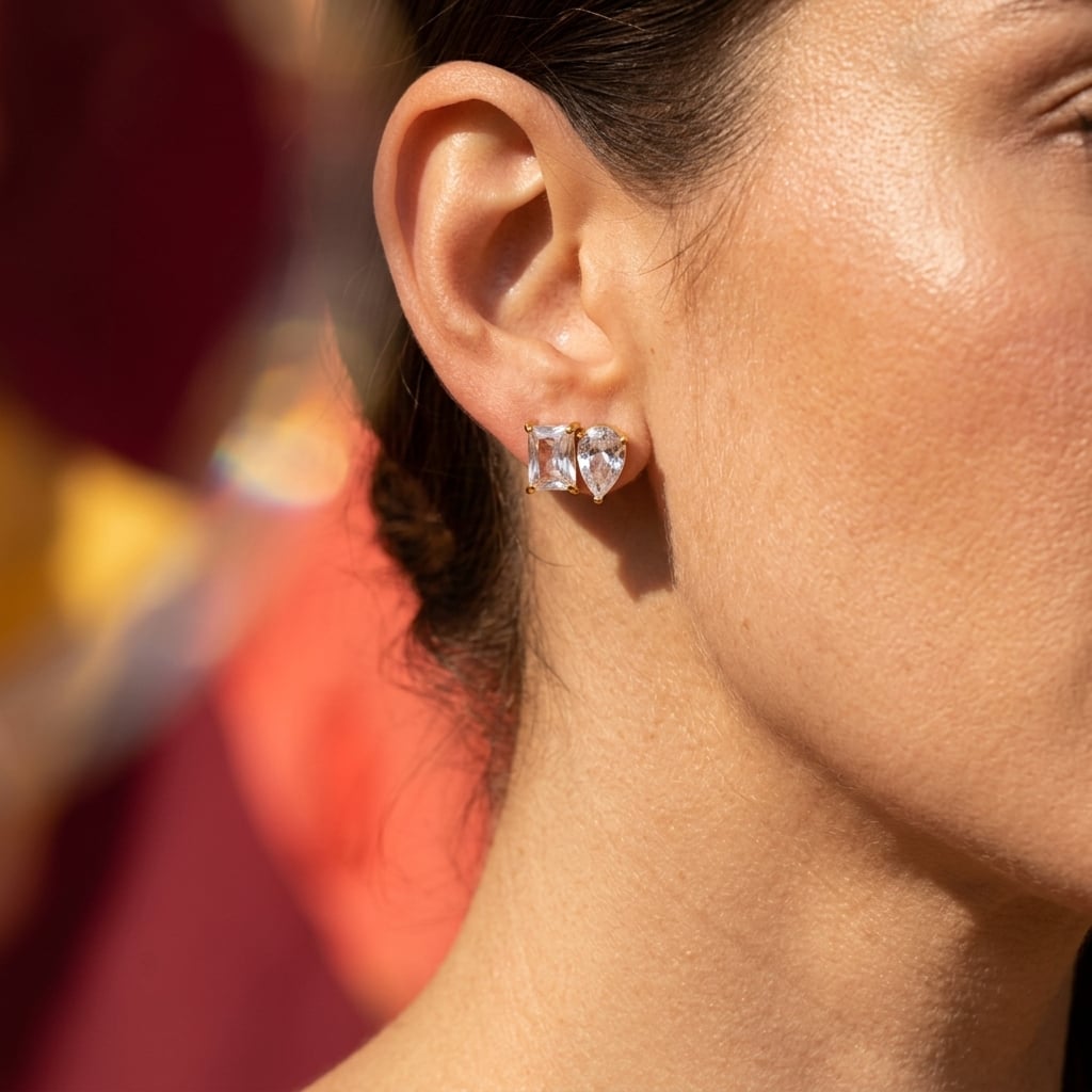 Boucles d'oreilles puces zircone carrée et poire en acier inoxydable doré porté | Bloom × Blaze