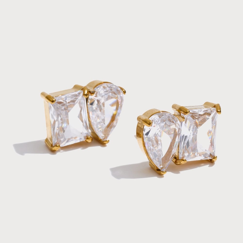 Boucles d'oreilles puces zircone carrée et poire en acier inoxydable doré | Bloom × Blaze