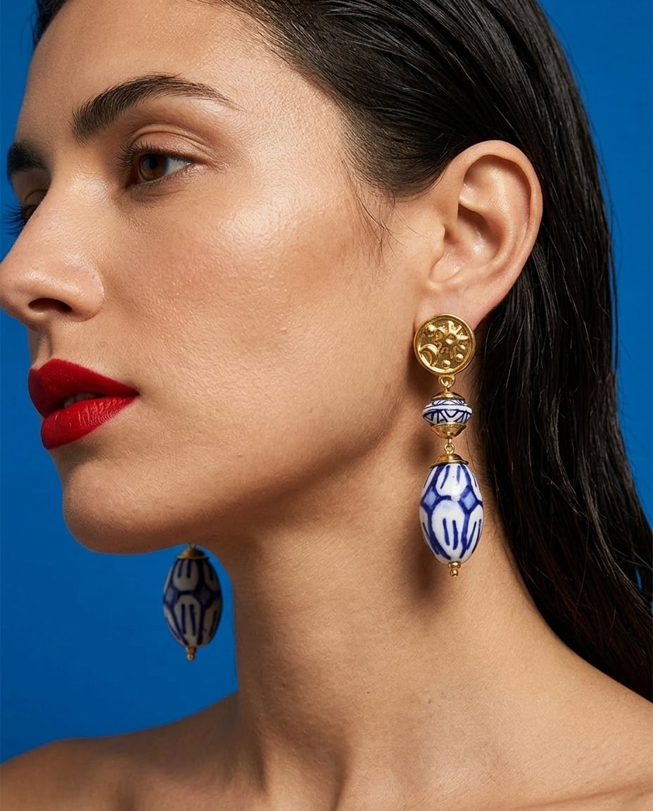 Boucles d'oreilles pendantes en acier inoxydable et céramique portées | Bloom × Blaze