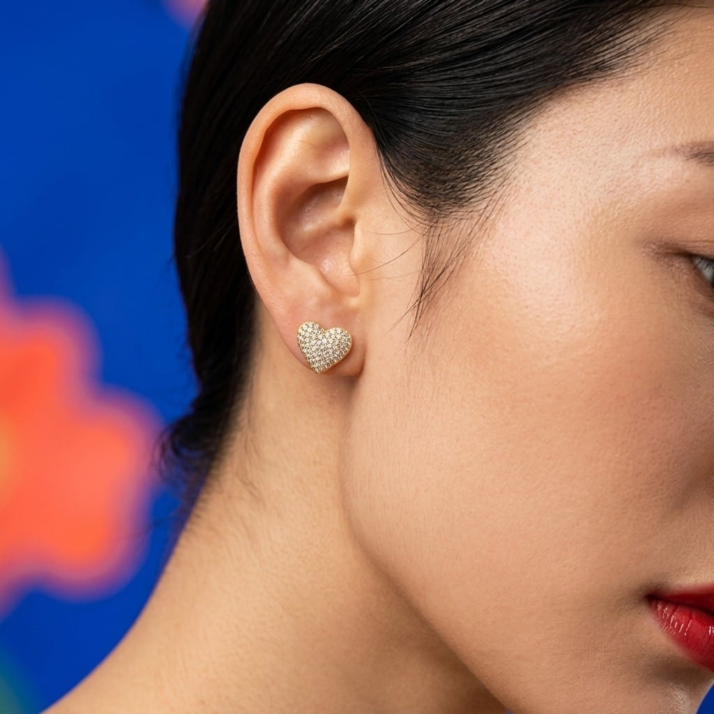 Boucles d'oreilles cœur pavé en acier inoxydable et zircone porté | Bloom × Blaze