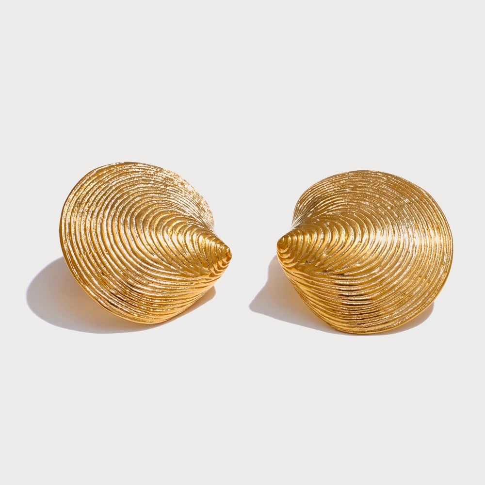 Boucles d'oreilles puces coquille texturée en acier inoxydable doré | Bloom × Blaze