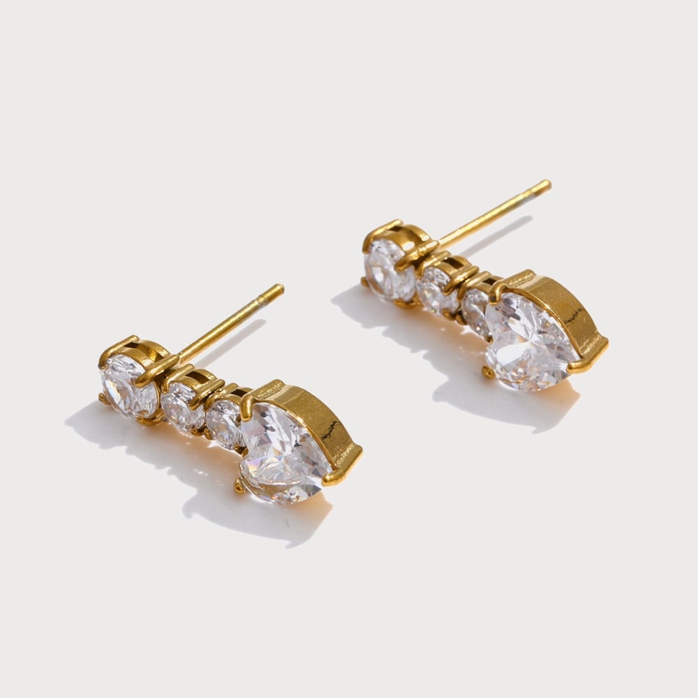 Boucles d'oreilles clous alignées de zircones en acier inoxydable doré | Bloom × Blaze