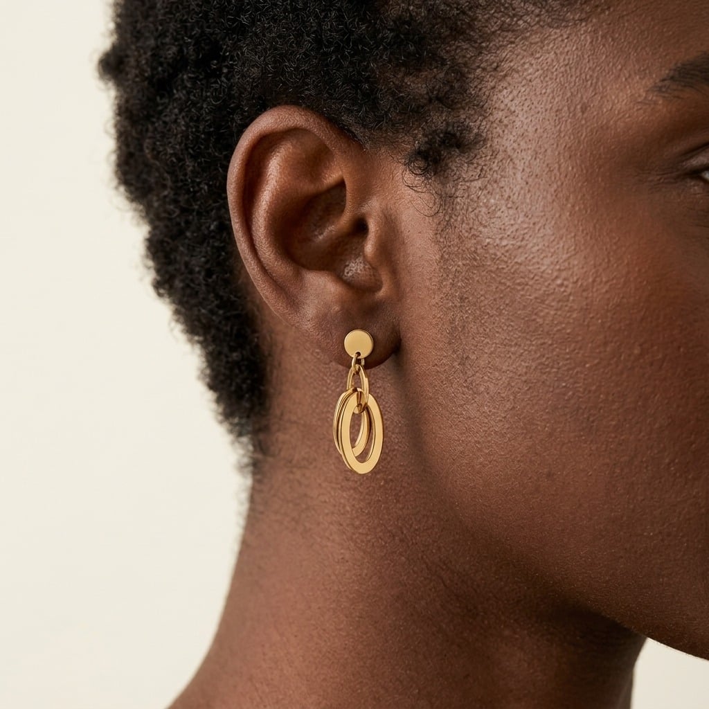Boucles d'oreilles pendantes anneaux ovales entrelacés en acier inoxydable porté | Bloom × Blaze