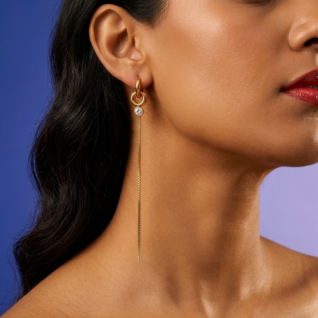 Boucles d'oreilles créoles à chaîne pendante et zircone en acier inoxydable doré porté | Bloom × Blaze
