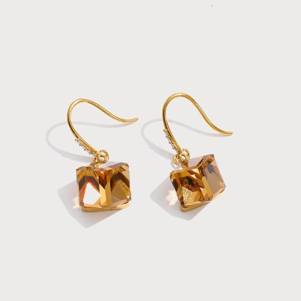 Boucles d'oreilles pendantes à crochet pavé de strass en acier inoxydable — coloris Champagne | Bloom × Blaze