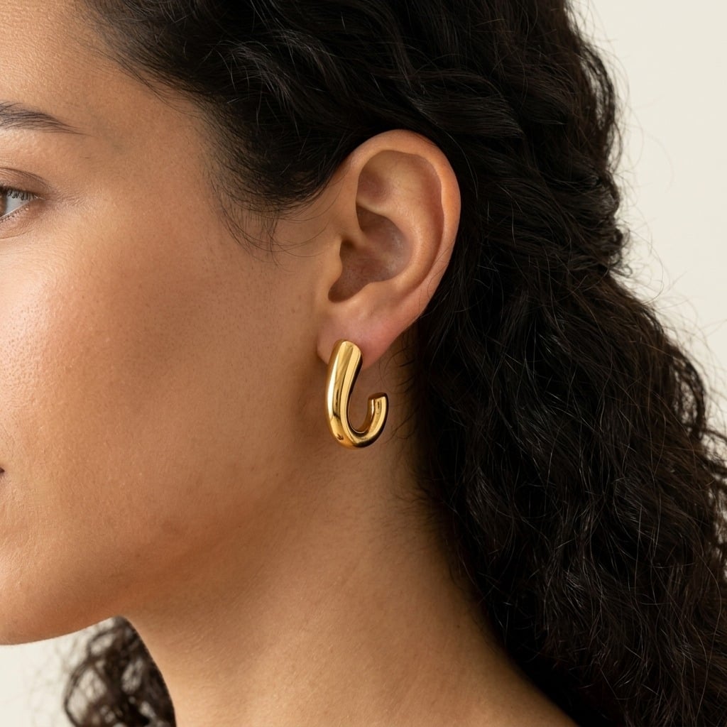 Boucles d'oreilles ouvertes torsadées en acier inoxydable porté | Bloom × Blaze