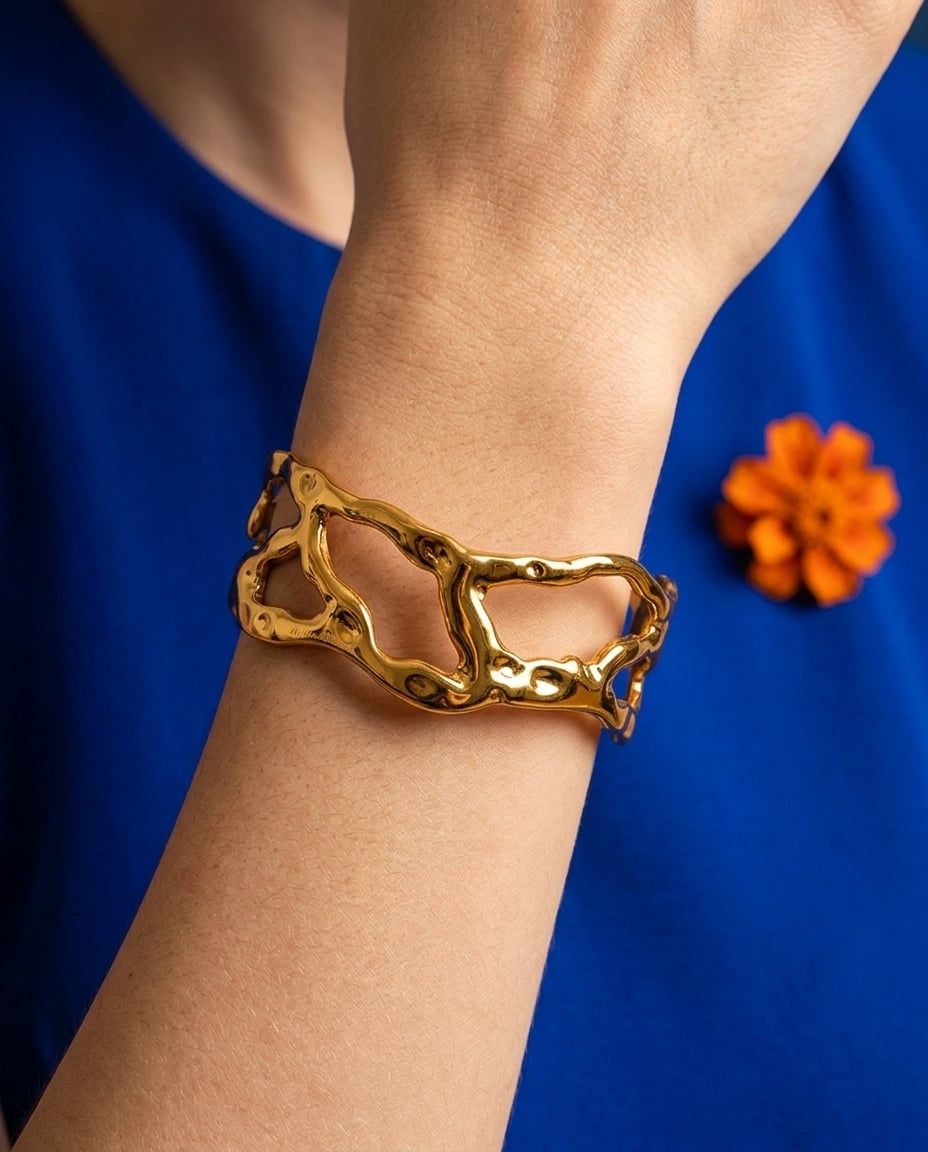 Bracelet manchette large en acier inoxydable porté | Bloom × Blaze