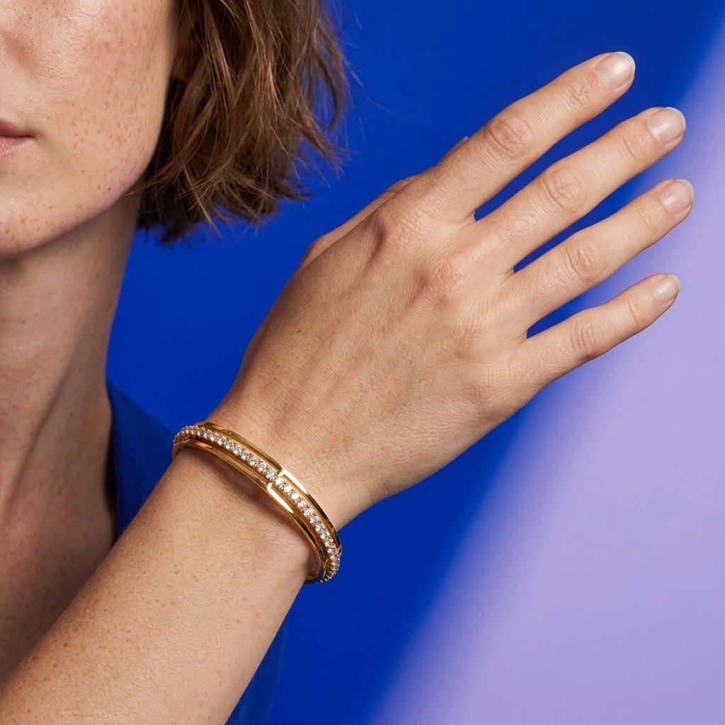 Bracelet jonc ouvert pavé de zircones en acier inoxydable porté | Bloom × Blaze