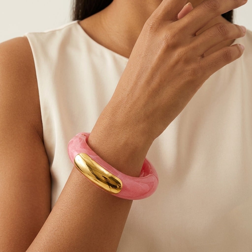 Bracelet jonc large en résine et acier inoxydable doré porté | Bloom × Blaze