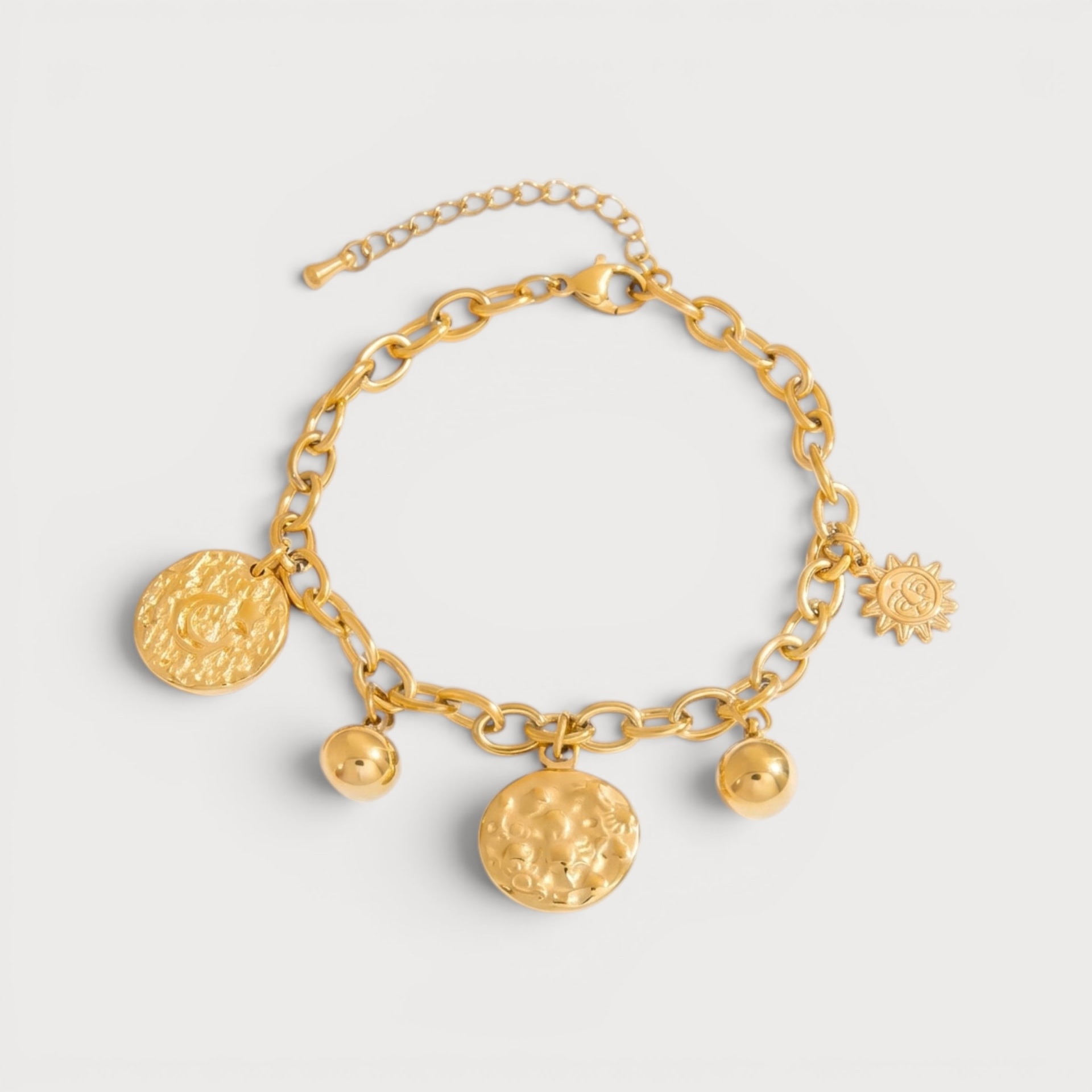 Bracelet charms soleil et médailles martelées en acier doré | Bloom × Blaze
