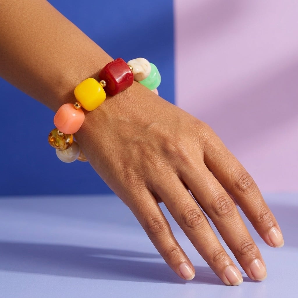 Bracelet à grosses perles multicolores en résine porté | Bloom × Blaze