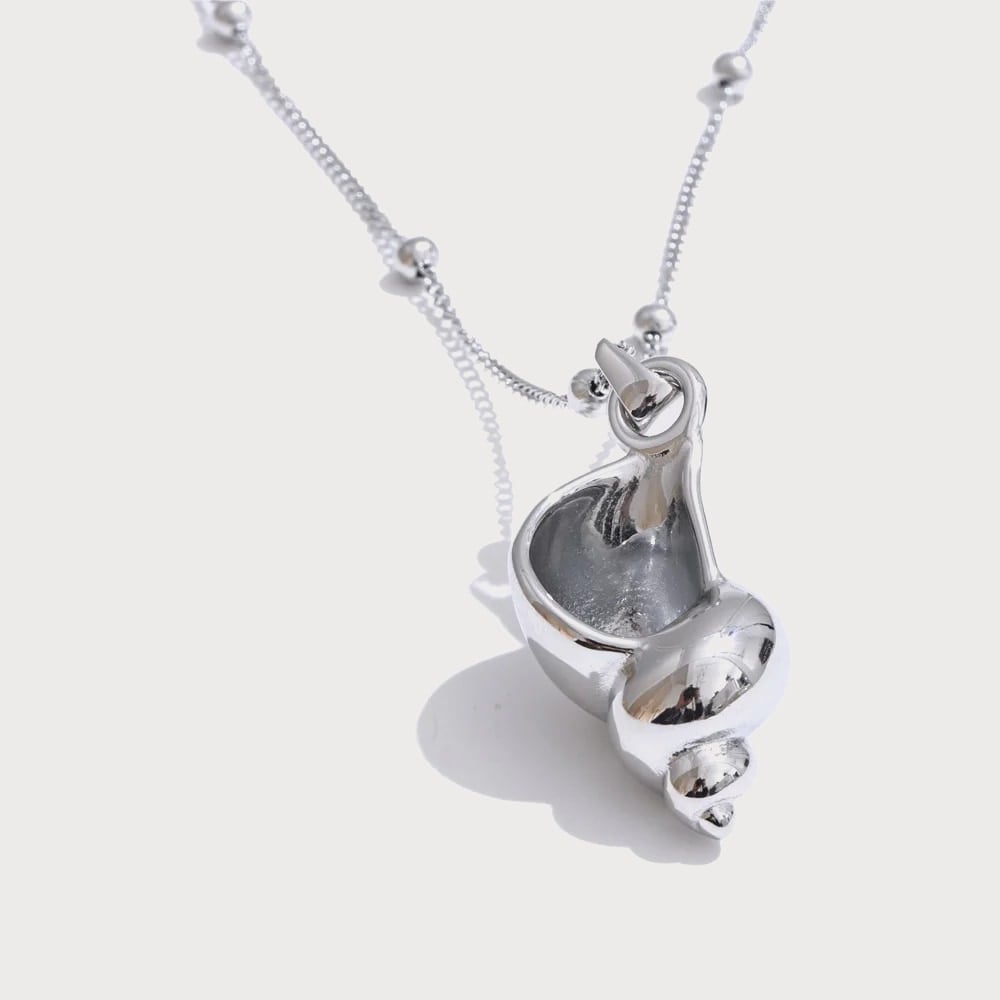 Collier pendentif conque marine en acier inoxydable — coloris Argenté | Bloom × Blaze