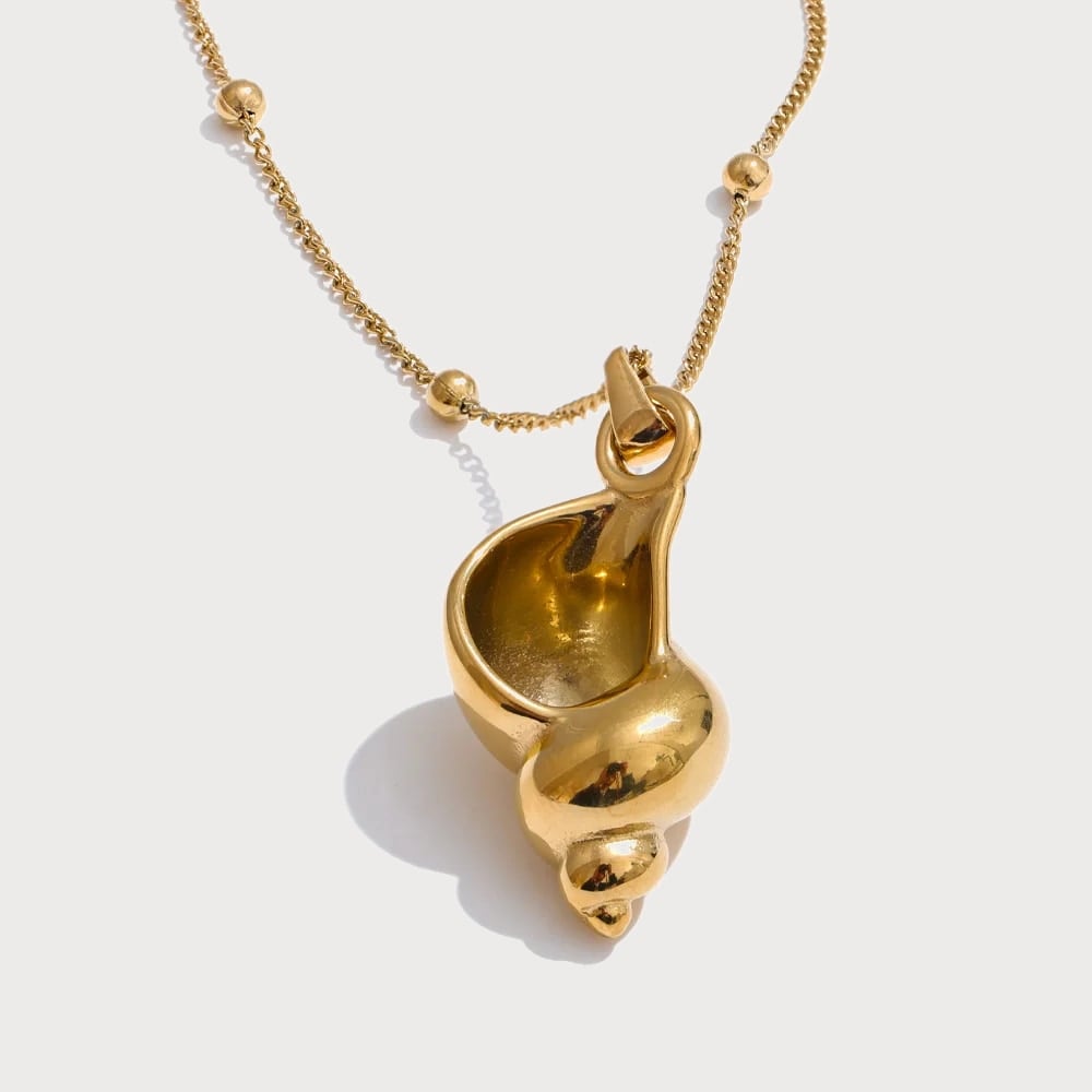 Collier pendentif conque marine en acier inoxydable — coloris Doré | Bloom × Blaze
