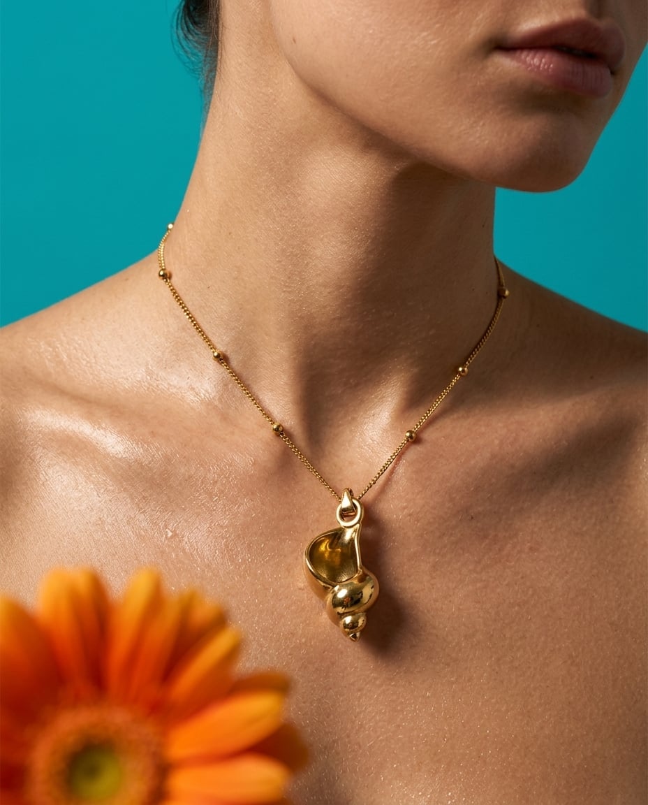 Collier pendentif conque marine en acier inoxydable porté | Bloom × Blaze