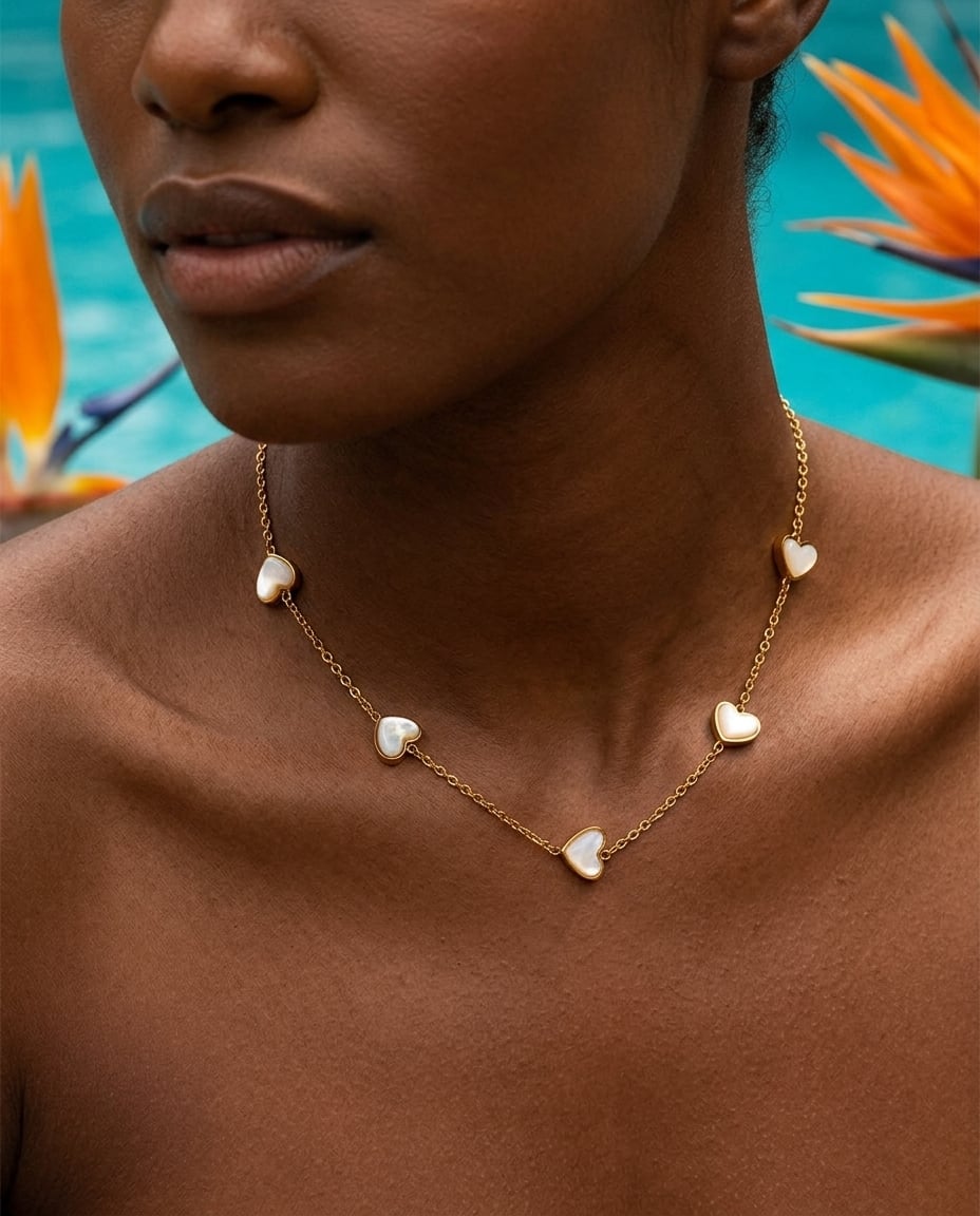 Collier pendentif double face en acier inoxydable et coquille porté | Bloom × Blaze