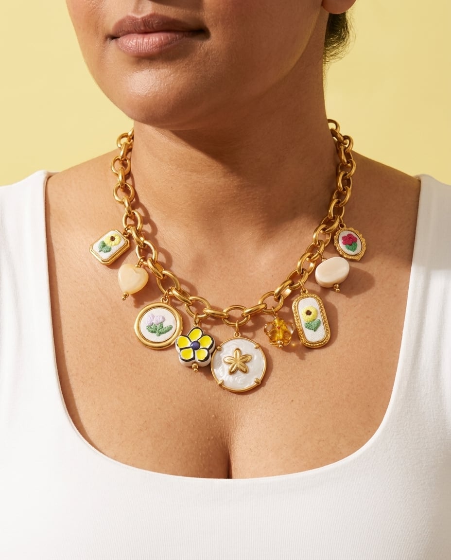 Collier chaîne à breloques en acier inoxydable et acrylique porté | Bloom × Blaze