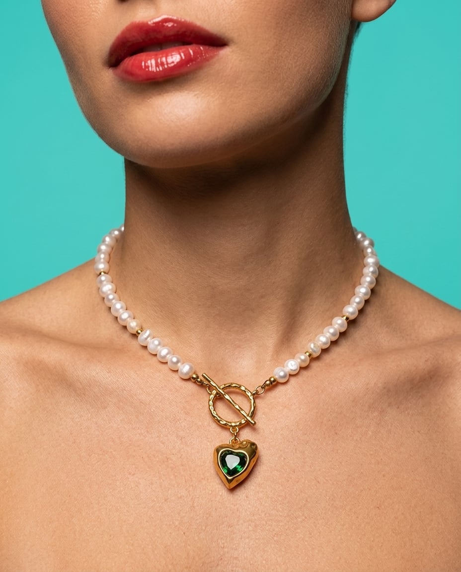 Collier pendentif cœur en acier inoxydable et perles porté | Bloom × Blaze