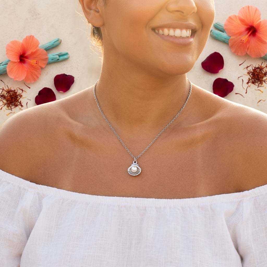 Collier pendentif coquillage et perle en acier inoxydable porté | Bloom × Blaze