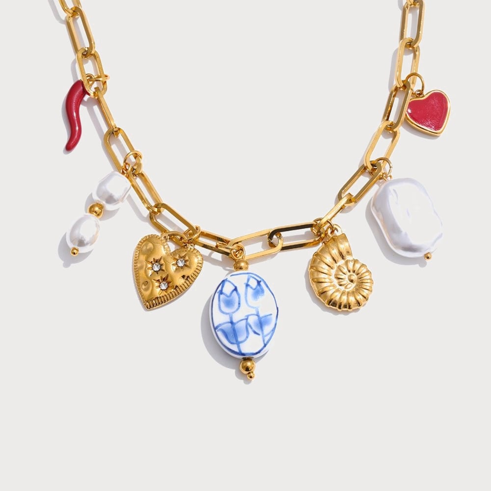 Collier à breloques perles, coquille et cœur en acier inoxydable doré | Bloom × Blaze