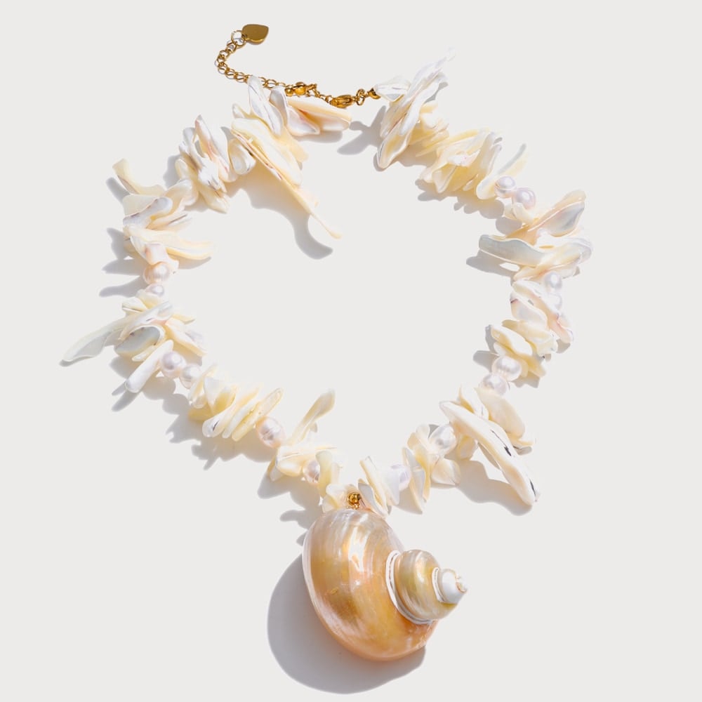 Collier pendentif conque et chips de coquillage naturel en acier inoxydable doré | Bloom × Blaze