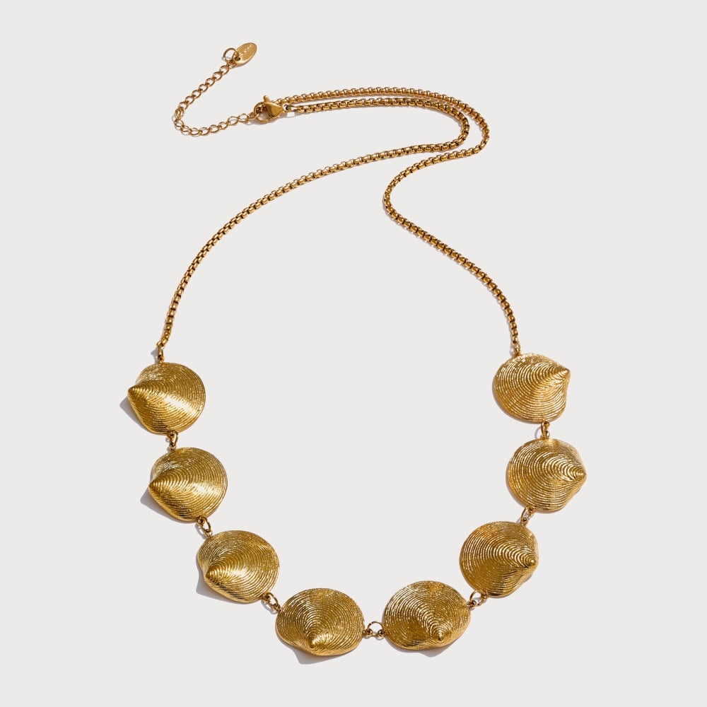 Collier à coquilles texturées en acier inoxydable doré | Bloom × Blaze